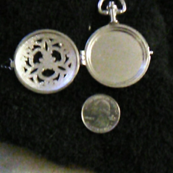 Locket - Picture 3 of 4